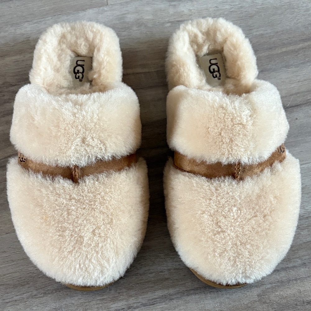 Women’s UGG slippers size 6